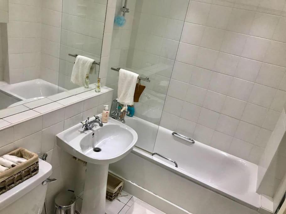 شقة Stunning 2 Bed/2Bath Flat In Heart Of Kensington لندن المظهر الخارجي الصورة