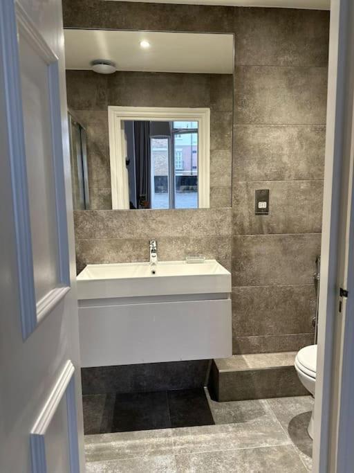 شقة Stunning 2 Bed/2Bath Flat In Heart Of Kensington لندن المظهر الخارجي الصورة