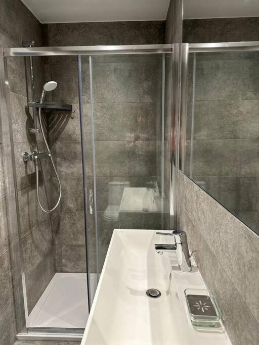 شقة Stunning 2 Bed/2Bath Flat In Heart Of Kensington لندن المظهر الخارجي الصورة